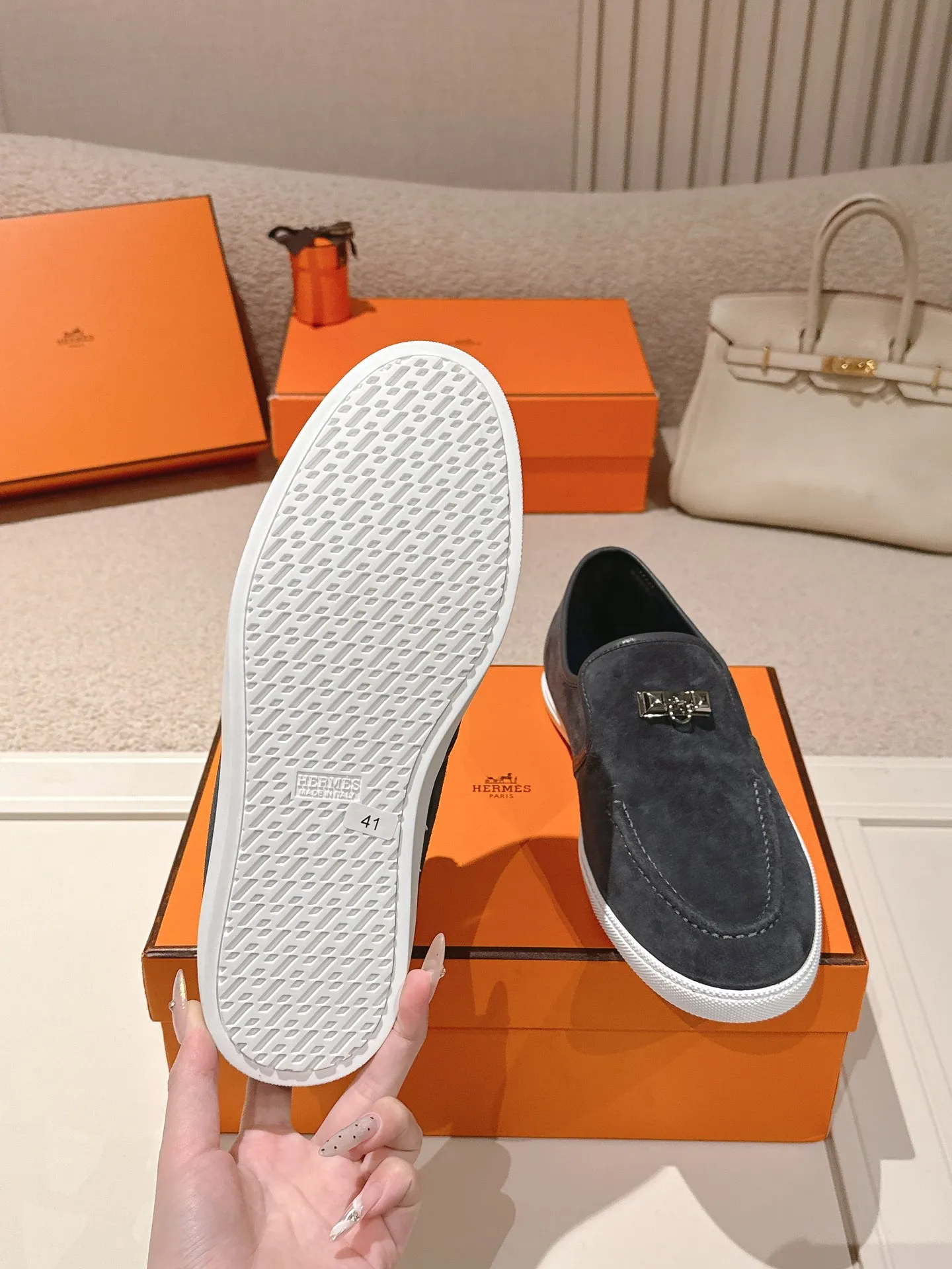 Men's Men's Shoes 600💰 Hermes# Couple Studded Loafers Calfskin and suede goatskin lace-up free sneakers with signature "H" detail. The design is simple and smooth, creating a fashionable urban look. It is comfortable and versatile. H family classics are not outdated, and the delivery counter is exquisitely packaged🛍📦 Fabric: Original customized imported first-layer cowhide/cow down Lining: Imported soft sheepskin Sole: Original open-molded anti-slip TPU material Size: 35-45